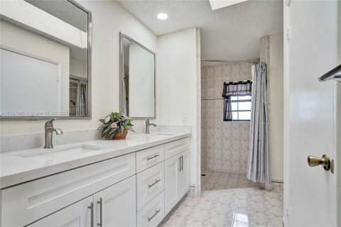 House in Davie, Florida 4 bedrooms, 206.8 sq.m. № 1726401 - photo 17