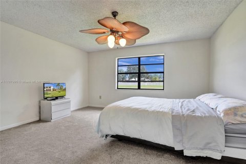 House in Davie, Florida 4 bedrooms, 206.8 sq.m. № 1726401 - photo 14