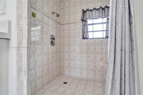 House in Davie, Florida 4 bedrooms, 206.8 sq.m. № 1726401 - photo 19