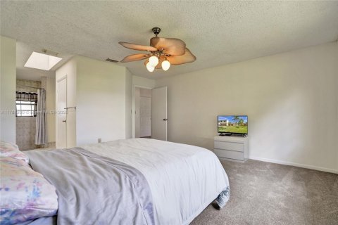 House in Davie, Florida 4 bedrooms, 206.8 sq.m. № 1726401 - photo 16