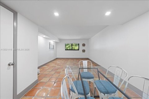 Townhouse in Coral Gables, Florida 3 bedrooms, 121.89 sq.m. № 2086290 - photo 13