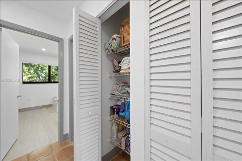 Townhouse in Coral Gables, Florida 3 bedrooms, 121.89 sq.m. № 2086290 - photo 30