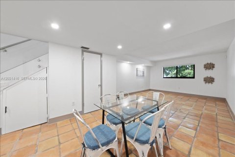 Townhouse in Coral Gables, Florida 3 bedrooms, 121.89 sq.m. № 2086290 - photo 14