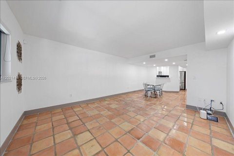Townhouse in Coral Gables, Florida 3 bedrooms, 121.89 sq.m. № 2086290 - photo 9