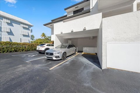 Townhouse in Coral Gables, Florida 3 bedrooms, 121.89 sq.m. № 2086290 - photo 3