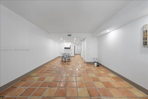 Townhouse in Coral Gables, Florida 3 bedrooms, 121.89 sq.m. № 2086290 - photo 12