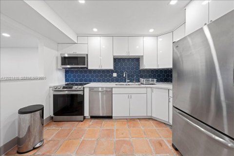 Townhouse in Coral Gables, Florida 3 bedrooms, 121.89 sq.m. № 2086290 - photo 18
