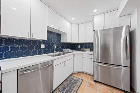 Townhouse in Coral Gables, Florida 3 bedrooms, 121.89 sq.m. № 2086290 - photo 16