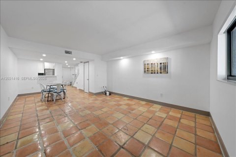 Townhouse in Coral Gables, Florida 3 bedrooms, 121.89 sq.m. № 2086290 - photo 10