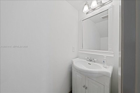 Townhouse in Coral Gables, Florida 3 bedrooms, 121.89 sq.m. № 2086290 - photo 21