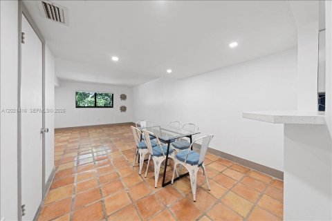Townhouse in Coral Gables, Florida 3 bedrooms, 121.89 sq.m. № 2086290 - photo 7
