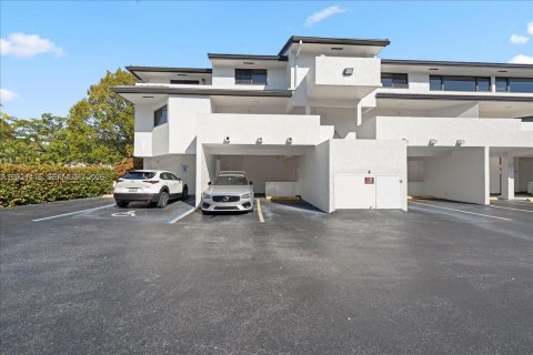 Townhouse in Coral Gables, Florida 3 bedrooms, 121.89 sq.m. № 2086290 - photo 2