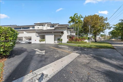 Townhouse in Coral Gables, Florida 3 bedrooms, 121.89 sq.m. № 2086290 - photo 5