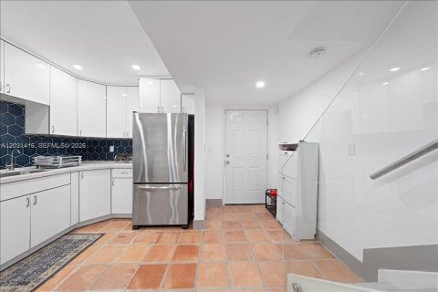 Townhouse in Coral Gables, Florida 3 bedrooms, 121.89 sq.m. № 2086290 - photo 20
