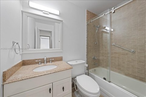 Townhouse in Coral Gables, Florida 3 bedrooms, 121.89 sq.m. № 2086290 - photo 28