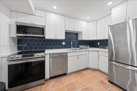 Townhouse in Coral Gables, Florida 3 bedrooms, 121.89 sq.m. № 2086290 - photo 17