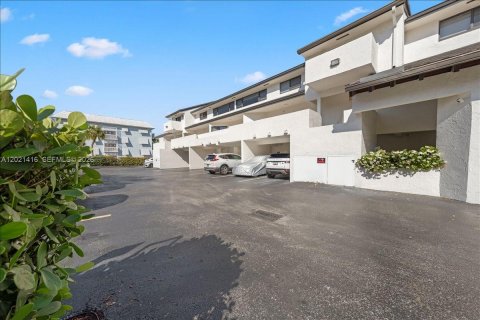 Townhouse in Coral Gables, Florida 3 bedrooms, 121.89 sq.m. № 2086290 - photo 6