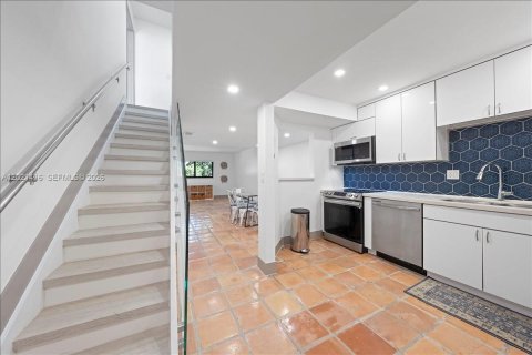Townhouse in Coral Gables, Florida 3 bedrooms, 121.89 sq.m. № 2086290 - photo 15