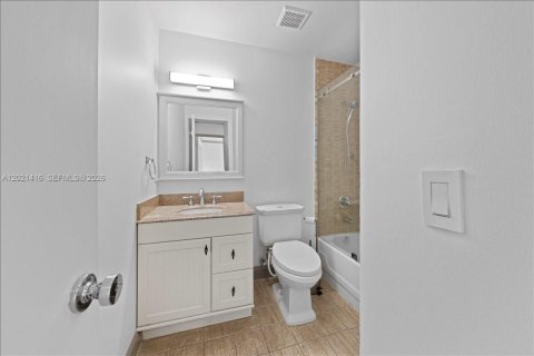 Townhouse in Coral Gables, Florida 3 bedrooms, 121.89 sq.m. № 2086290 - photo 27