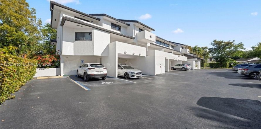 Townhouse in Coral Gables, Florida 3 bedrooms, 121.89 sq.m. № 2086290