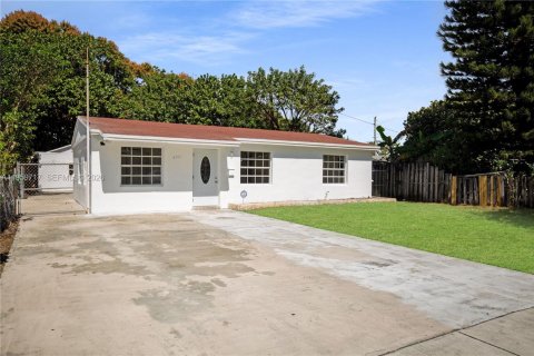 Villa ou maison à vendre à Hollywood, Floride: 4 chambres, 126.35 m2 № 2025102 - photo 2