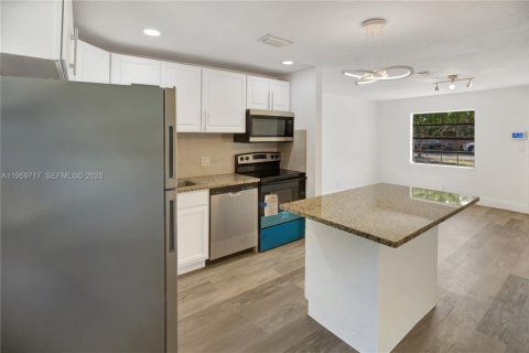 Villa ou maison à vendre à Hollywood, Floride: 4 chambres, 126.35 m2 № 2025102 - photo 18