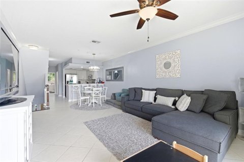 Townhouse in Oldsmar, Florida 3 bedrooms, 170.38 sq.m. № 2196067 - photo 8