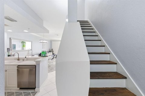 Townhouse in Oldsmar, Florida 3 bedrooms, 170.38 sq.m. № 2196067 - photo 17