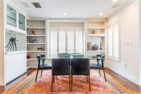 House in South Miami, Florida 3 bedrooms, 244.33 sq.m. № 1950361 - photo 7