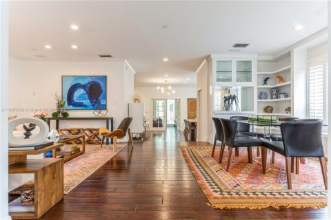 House in South Miami, Florida 3 bedrooms, 244.33 sq.m. № 1950361 - photo 4