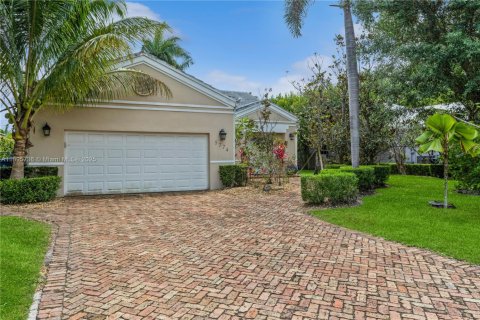 House in South Miami, Florida 3 bedrooms, 244.33 sq.m. № 1950361 - photo 3