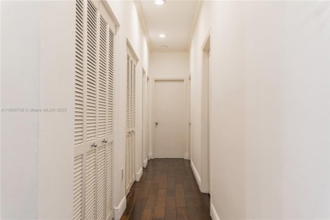 House in South Miami, Florida 3 bedrooms, 244.33 sq.m. № 1950361 - photo 20