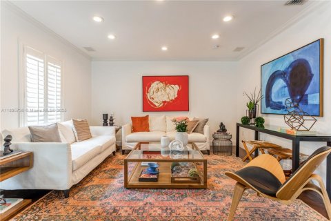 House in South Miami, Florida 3 bedrooms, 244.33 sq.m. № 1950361 - photo 9