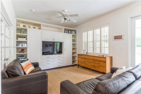 House in South Miami, Florida 3 bedrooms, 244.33 sq.m. № 1950361 - photo 17