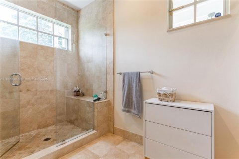 House in South Miami, Florida 3 bedrooms, 244.33 sq.m. № 1950361 - photo 25