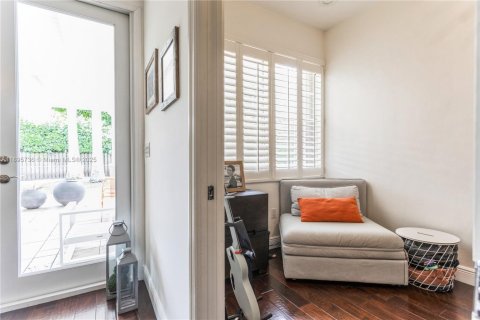 House in South Miami, Florida 3 bedrooms, 244.33 sq.m. № 1950361 - photo 19