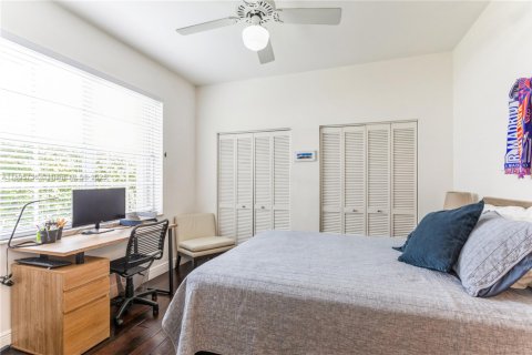 House in South Miami, Florida 3 bedrooms, 244.33 sq.m. № 1950361 - photo 30