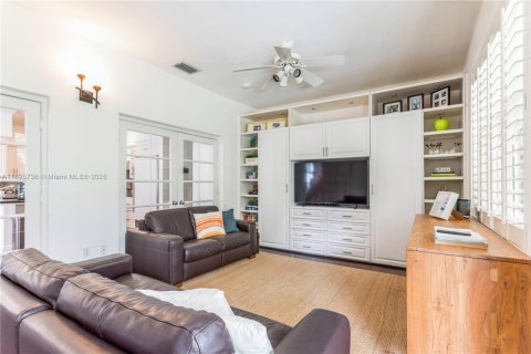 House in South Miami, Florida 3 bedrooms, 244.33 sq.m. № 1950361 - photo 16