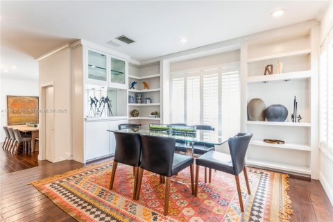 House in South Miami, Florida 3 bedrooms, 244.33 sq.m. № 1950361 - photo 6