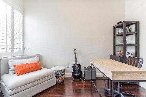 House in South Miami, Florida 3 bedrooms, 244.33 sq.m. № 1950361 - photo 18