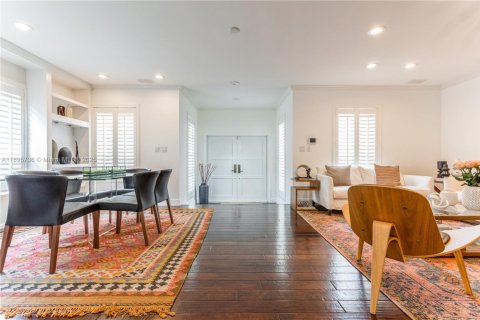 House in South Miami, Florida 3 bedrooms, 244.33 sq.m. № 1950361 - photo 5