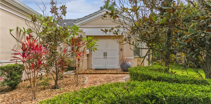 House in South Miami, Florida 3 bedrooms, 244.33 sq.m. № 1950361
