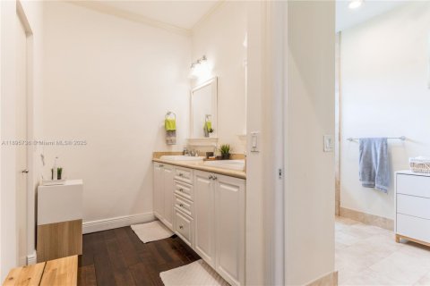 House in South Miami, Florida 3 bedrooms, 244.33 sq.m. № 1950361 - photo 23