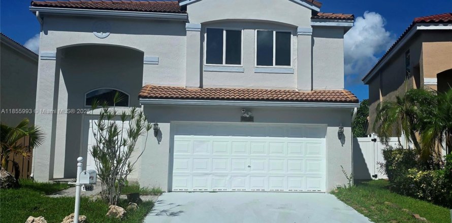House in Margate, Florida 4 bedrooms, 241.36 sq.m. № 1878369