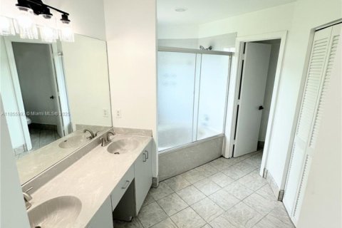 House in Margate, Florida 4 bedrooms, 241.36 sq.m. № 1878369 - photo 15