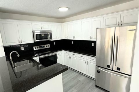 House in Margate, Florida 4 bedrooms, 241.36 sq.m. № 1878369 - photo 6