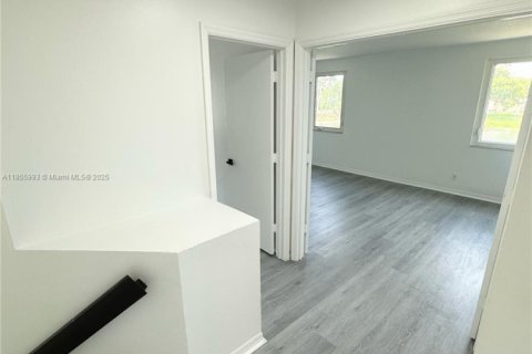 House in Margate, Florida 4 bedrooms, 241.36 sq.m. № 1878369 - photo 12