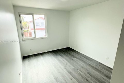 House in Margate, Florida 4 bedrooms, 241.36 sq.m. № 1878369 - photo 16