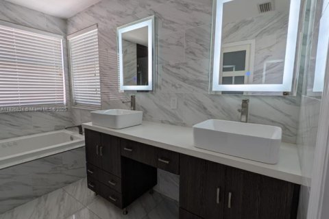 House in Pembroke Pines, Florida 4 bedrooms, 202.06 sq.m. № 1797055 - photo 17