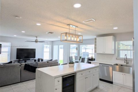 House in Pembroke Pines, Florida 4 bedrooms, 202.06 sq.m. № 1797055 - photo 6
